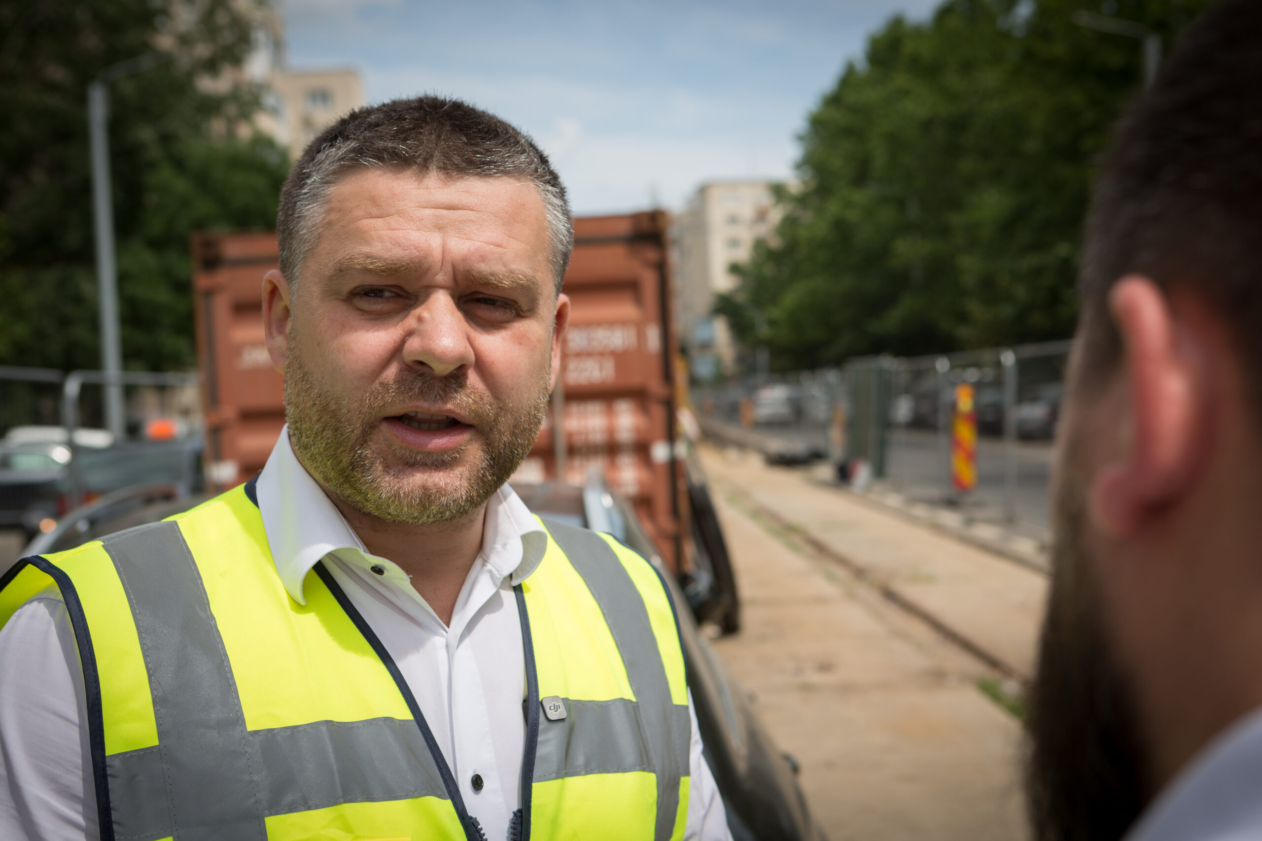 EXCLUSIV De ce durează ani de zile înlocuirea liniilor de tramvai în București. Explicațiile primarului Ciucu pe șantier