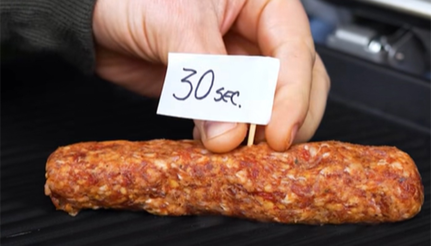 Experiment: Timpul ideal pentru mititei pe grătar este de trei minute