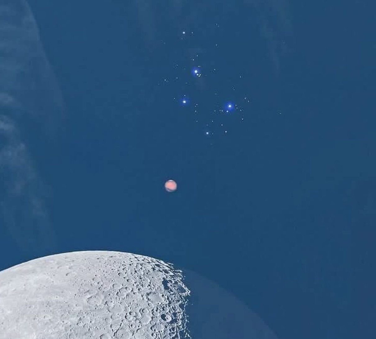 Fenomen astronomic rar: Marte se apropie de roiul Pleiadele, vizibil cu ochiul liber până în 2034