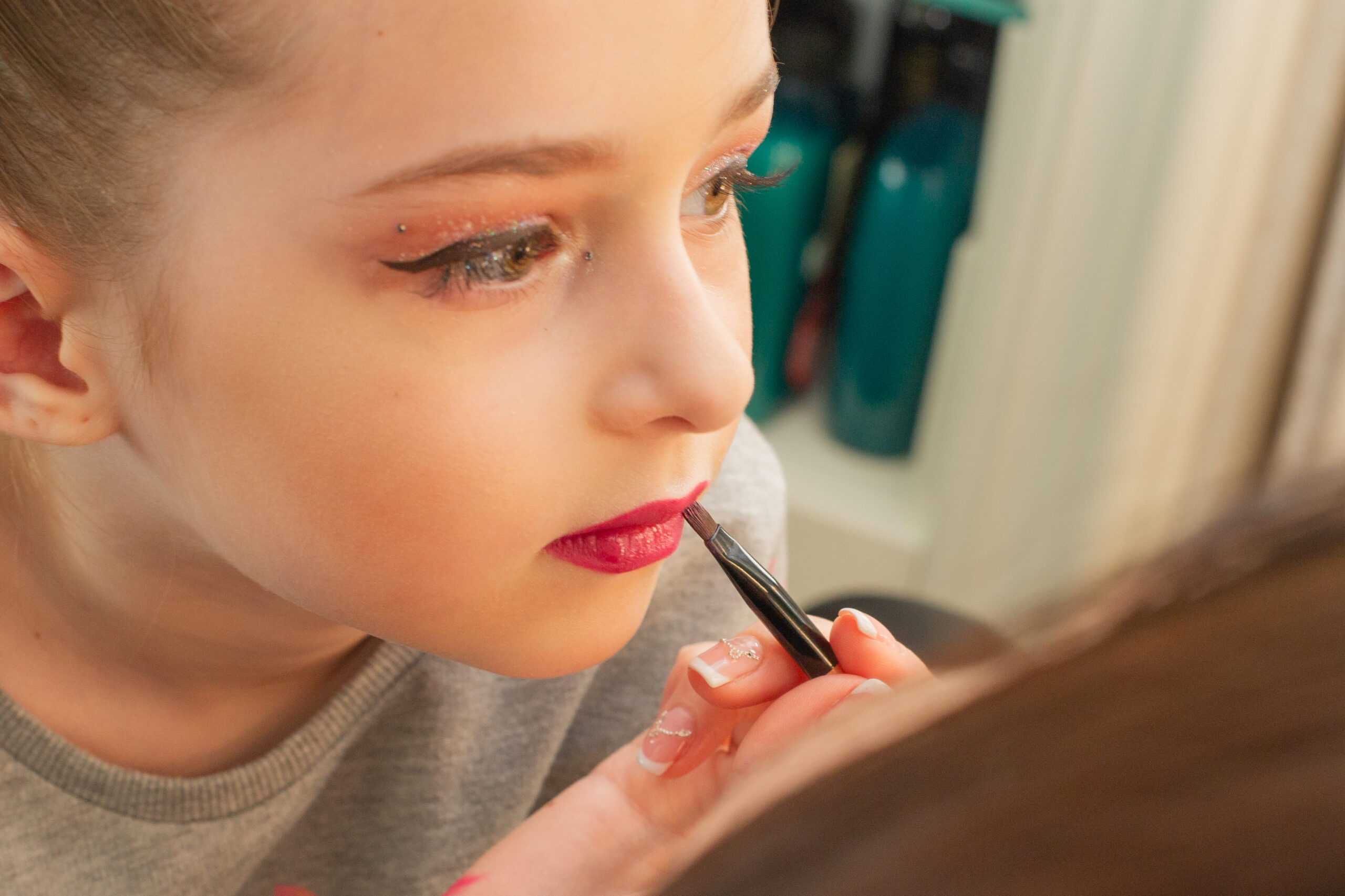 Fenomenul „cosmeticorexia”: copii de 8 ani, obsedați de rutine complexe de skincare pe TikTok