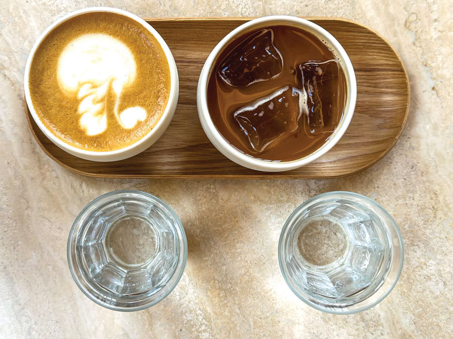 Flat white în București a ajuns la 26-27 de lei, preț similar cu cel din Paris. Antreprenorii explică scumpirea