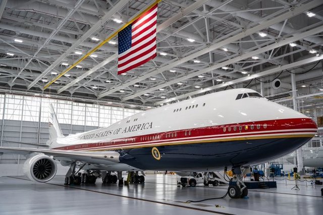 Forțele Aeriene ale SUA au primit noul avion Air Force One, oferit de Qatar, stârnind controverse etice și de securitate