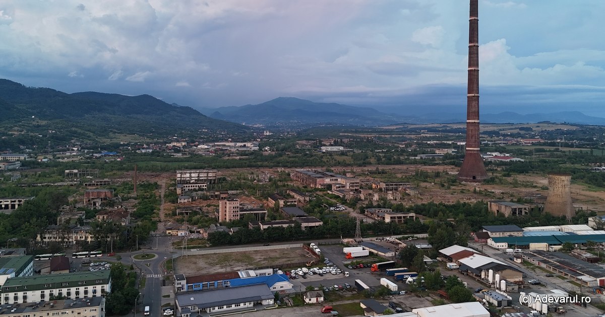 Fostul combinat Phoenix din Baia Mare, ruinat de aproape două decenii, rămâne o „gaura neagră” a orașului