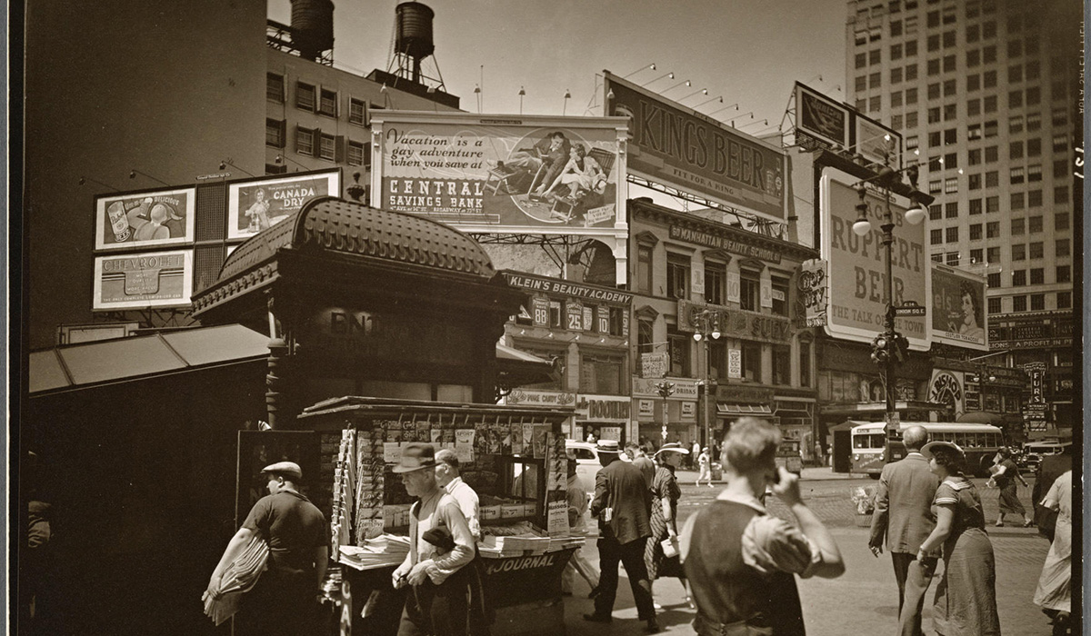 Fotografie din 1936 în Brooklyn reînvie teoria călătoriilor în timp: un bărbat pare să țină un telefon mobil