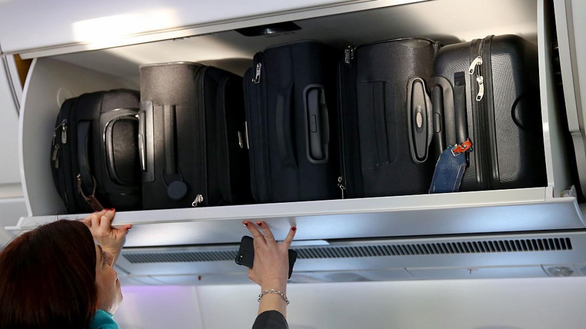 IATA vrea blocarea compartimentelor de bagaje în avioane pentru evacuări mai rapide