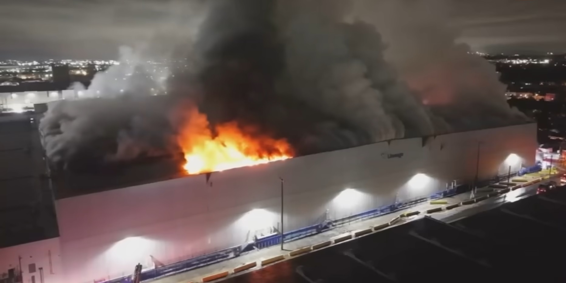 Incendiu de proporții la un depozit din Los Angeles: stare de urgență declarată de primarul Karen Bass