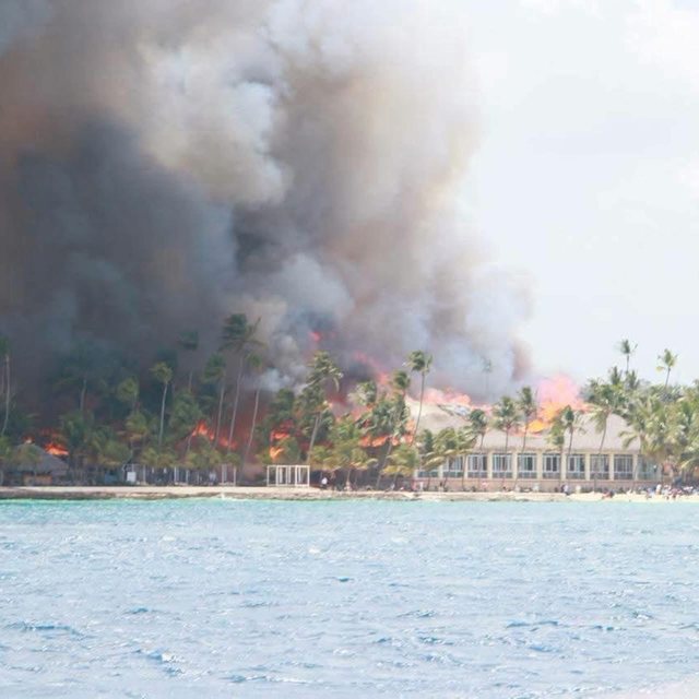 Incendiu într-o stațiune din Republica Dominicană: o turistă italiană a murit, 1.700 de persoane evacuate