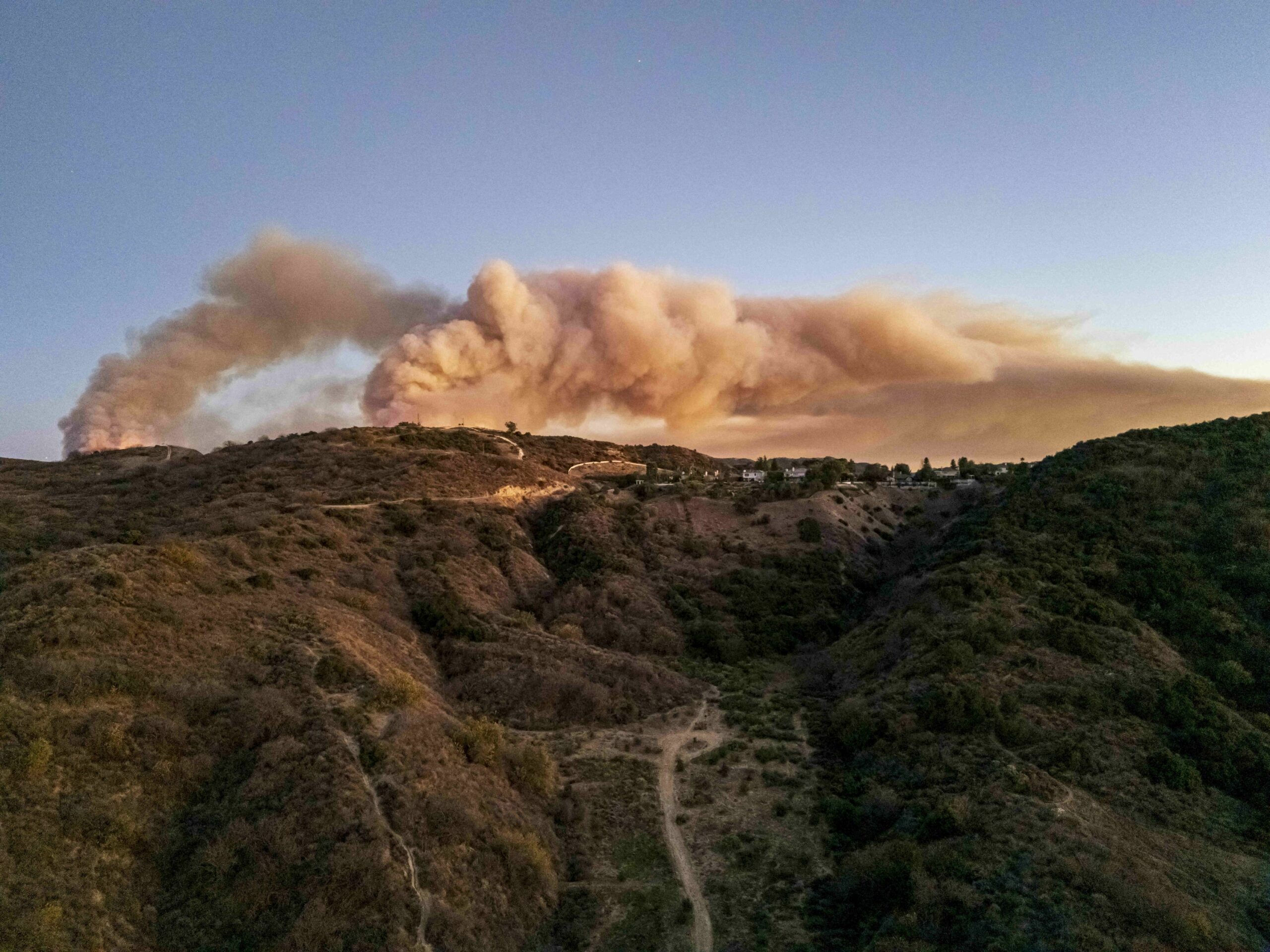 Incendiu masiv de vegetație în Utah, SUA: 87 km pătrați afectați, oraș evacuat