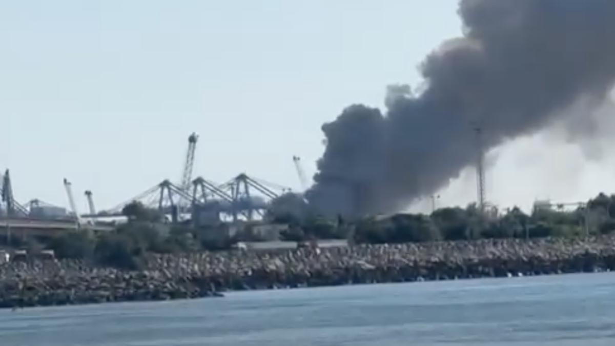 Incendiu puternic în Portul Agigea: ard un depozit de gunoi și fier vechi, mesaj RO-Alert emis
