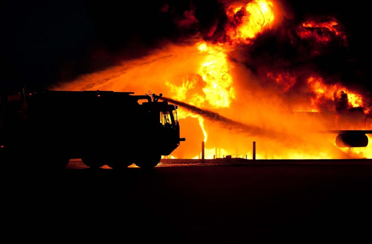 Incendiu uriaș într-un depozit din Los Angeles: stare de urgență declarată