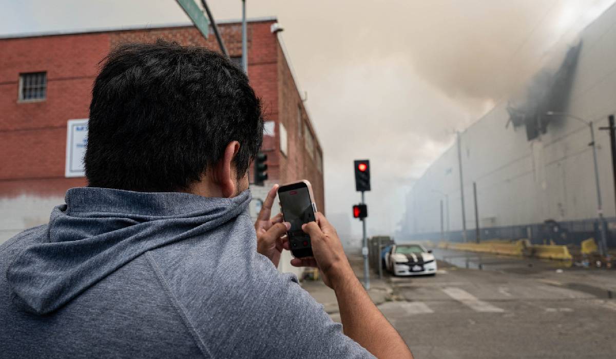 Incendiu uriaș într-un depozit frigorific din Los Angeles: 38.500 de tone de carne ard de 4 zile, stare de urgență declarată