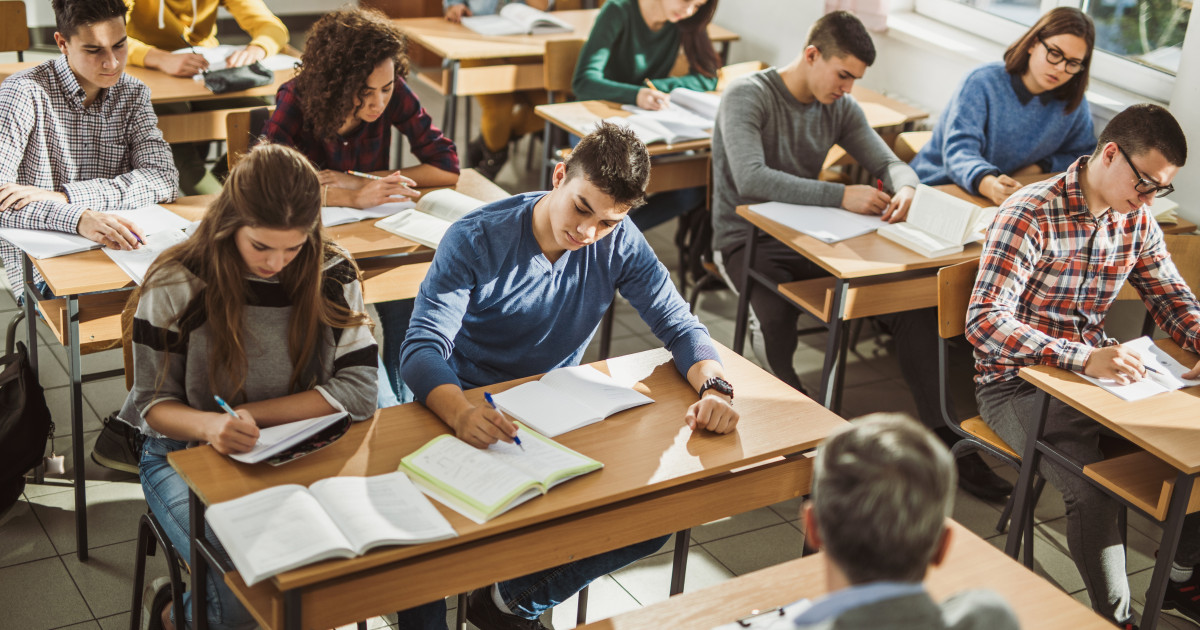 Învățământul dual se schimbă din 2026: elevii de clasa a VIII-a vor studia după reguli noi, integrate în liceul tehnologic