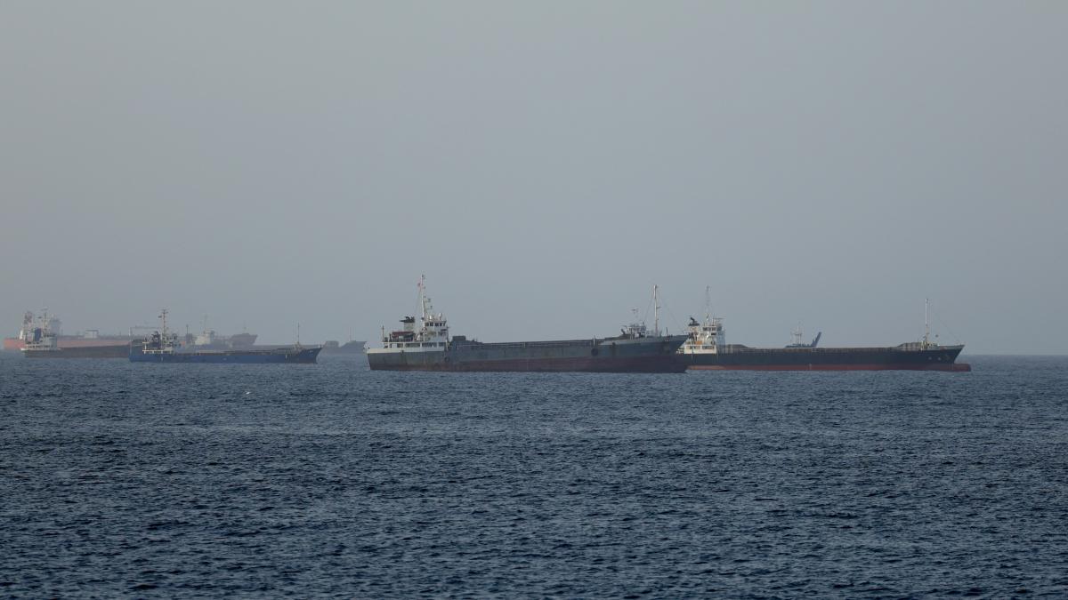 Iranul a atacat o navă de marfă în Strâmtoarea Ormuz; ONU suspendă evacuarea a 11.000 de marinari