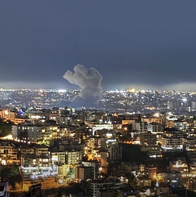 Israelul lovește din nou Beirutul după tiruri Hezbollah, armistițiul fragil este tensionat