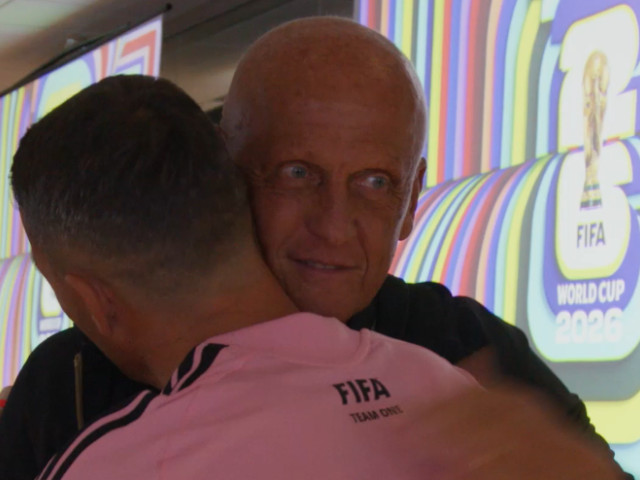 Istvan Kovacs arbitrează meciul 1000 din istoria Cupei Mondiale 2026, primind un tricou special de la Collina