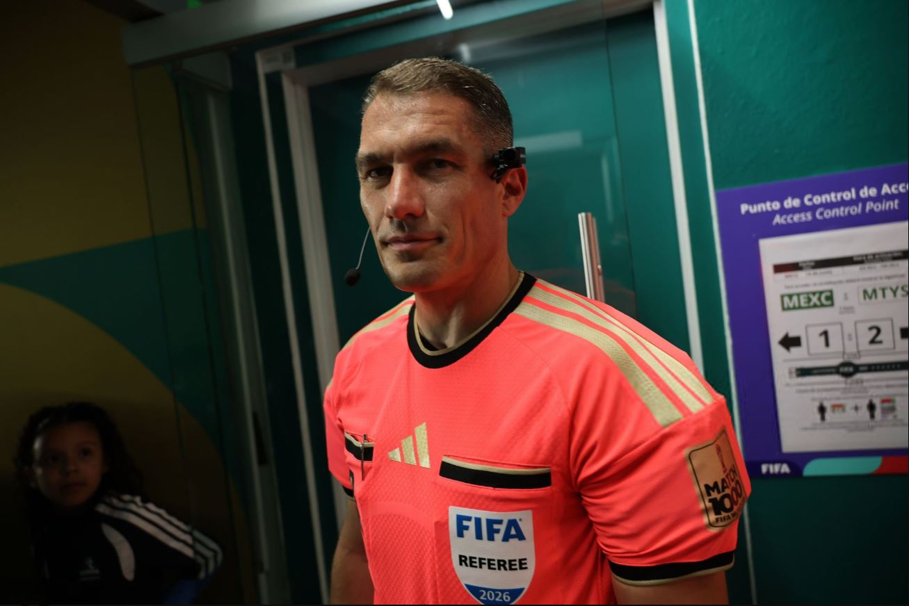 Istvan Kovacs arbitrează meciul istoric Tunisia - Japonia, cel cu numărul 1.000 la CM