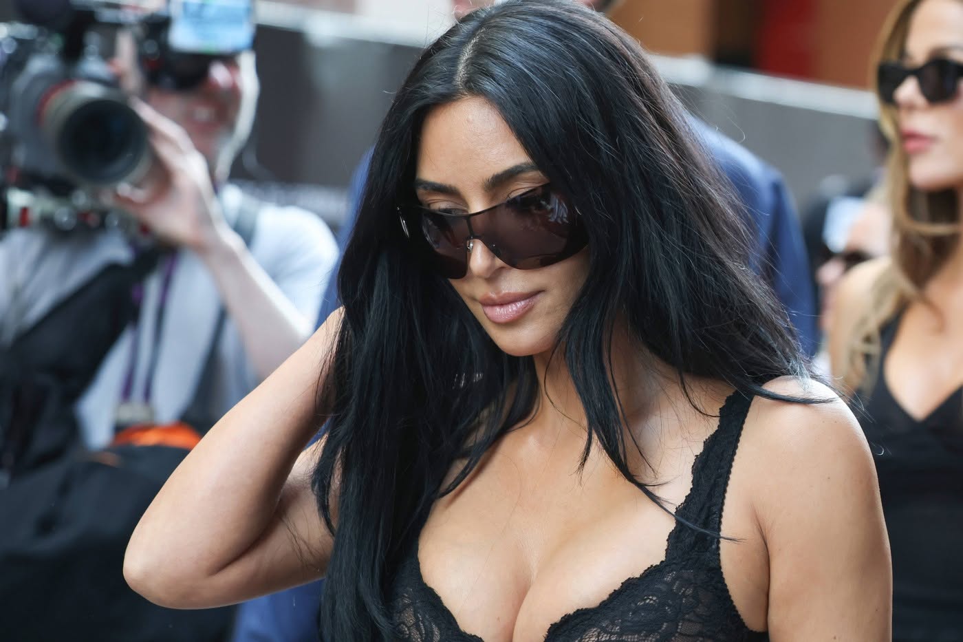 Kim Kardashian, apariție îndrăzneață la Monaco pentru a-l susține pe Lewis Hamilton la Marele Premiu de Formula 1