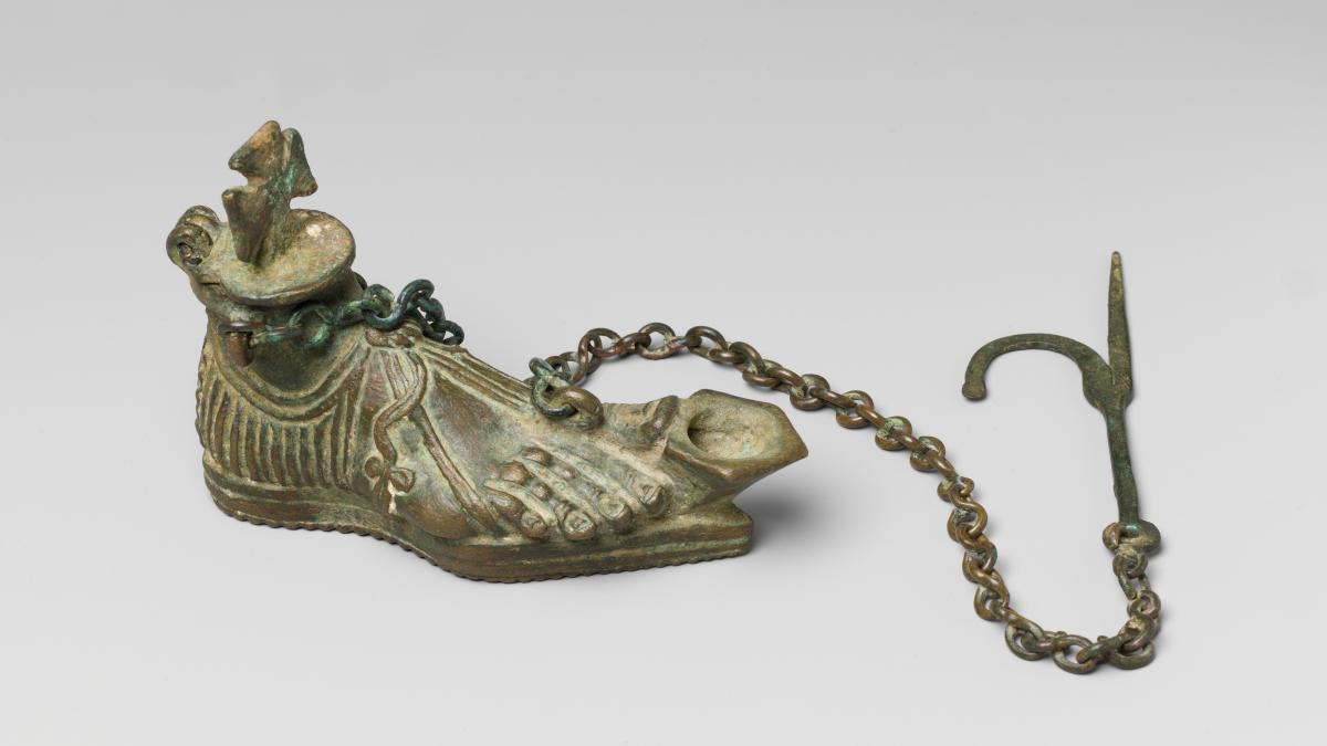 Lampă de bronz de 1.600 de ani, în formă de picior, descoperită la Metropolitan Museum of Art