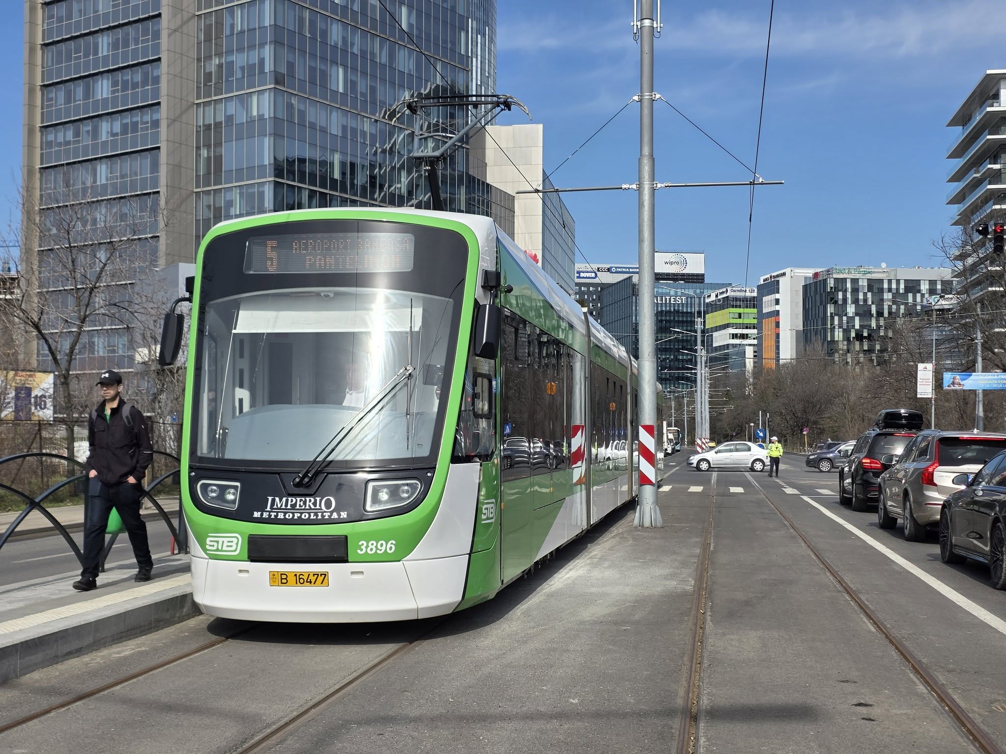 Linia 5 de tramvai primește adăposturi pentru refugii, montate pe timp de noapte