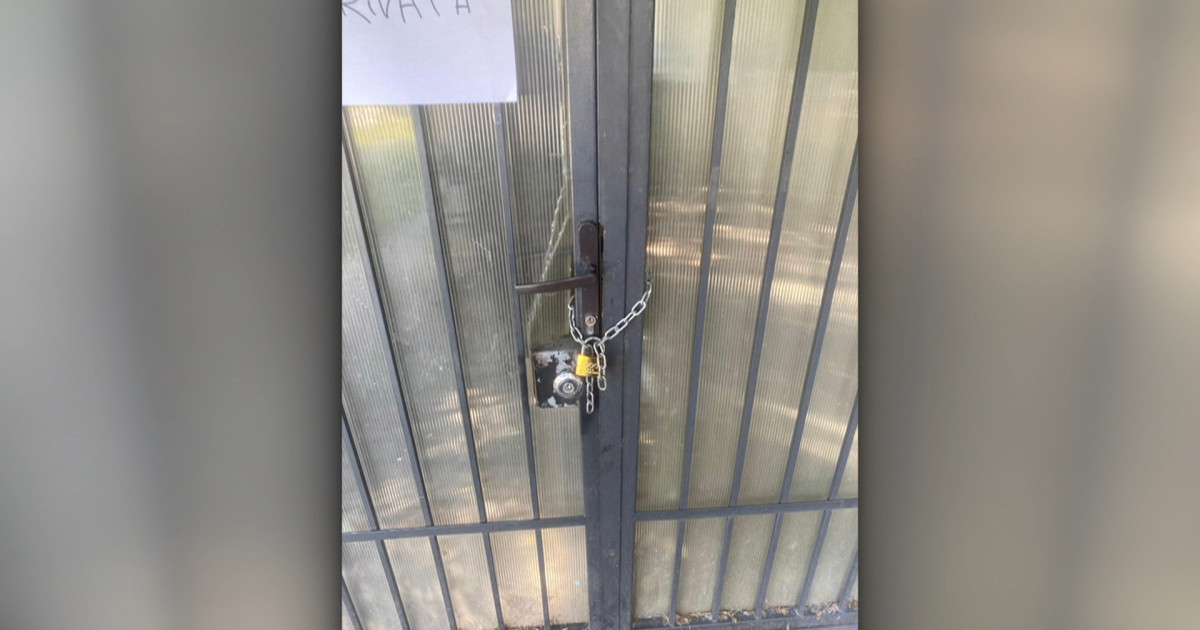 Locatarii unui bloc din Craiova, nevoiți să intre prin magazin pentru a ajunge acasă după ce un vecin a pus lacăt pe poartă