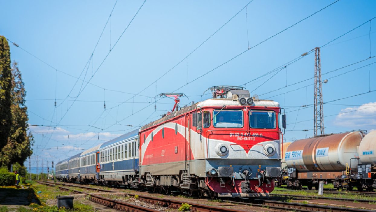 Locomotiva trenului București-Varna-Istanbul a luat foc în stația Videle. Întârziere de aproape 4 ore