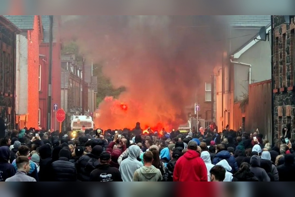 MAE: 41 de cetățeni români, asistați în Irlanda de Nord pe fondul tensiunilor; 15 titluri de călătorie emise