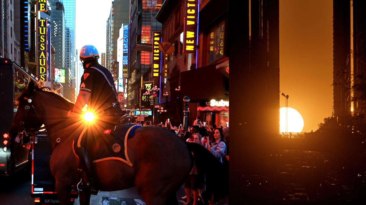 Manhattanhenge 2026: Fenomenul solar a colorat New York-ul în portocaliu. Următoarele date
