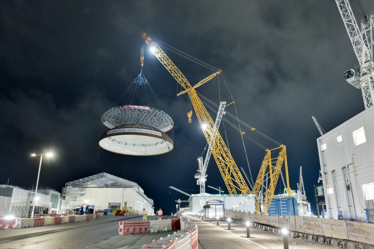 Marea Britanie construiește simultan două centrale nucleare identice, cu cea mai mare macara din lume