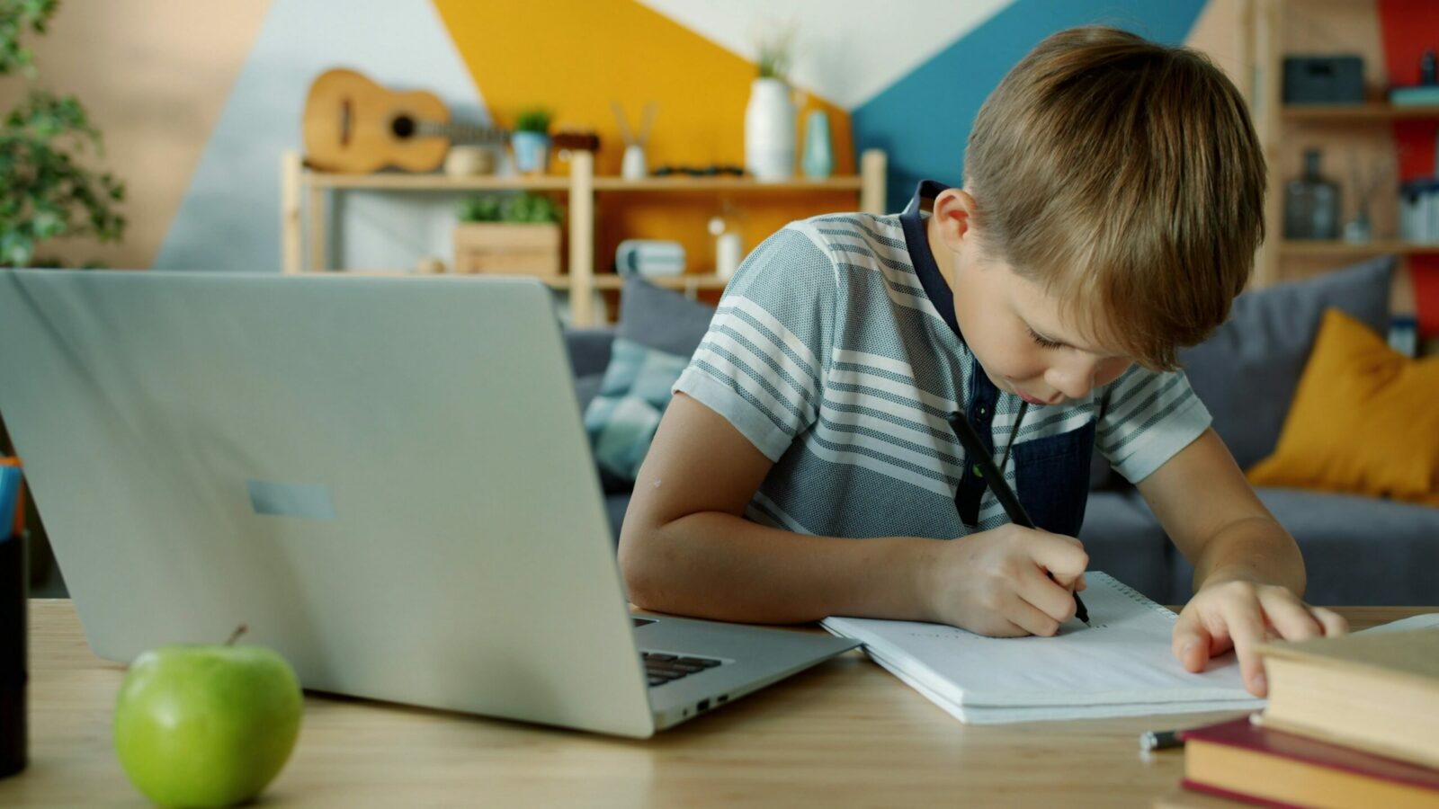 Marea Britanie vrea să aloce tutori cu inteligență artificială pentru 450.000 de copii săraci