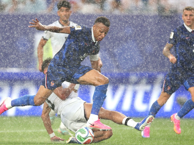 Mbappe, supărat după meciul Franța-Irak întrerupt de furtună: „Terenul era plin de apă”