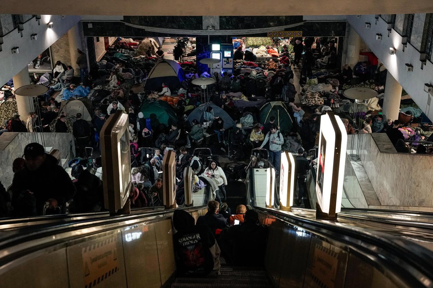 Metroul din Kiev neagă că percepe taxă pentru adăpostirea de bombardamente