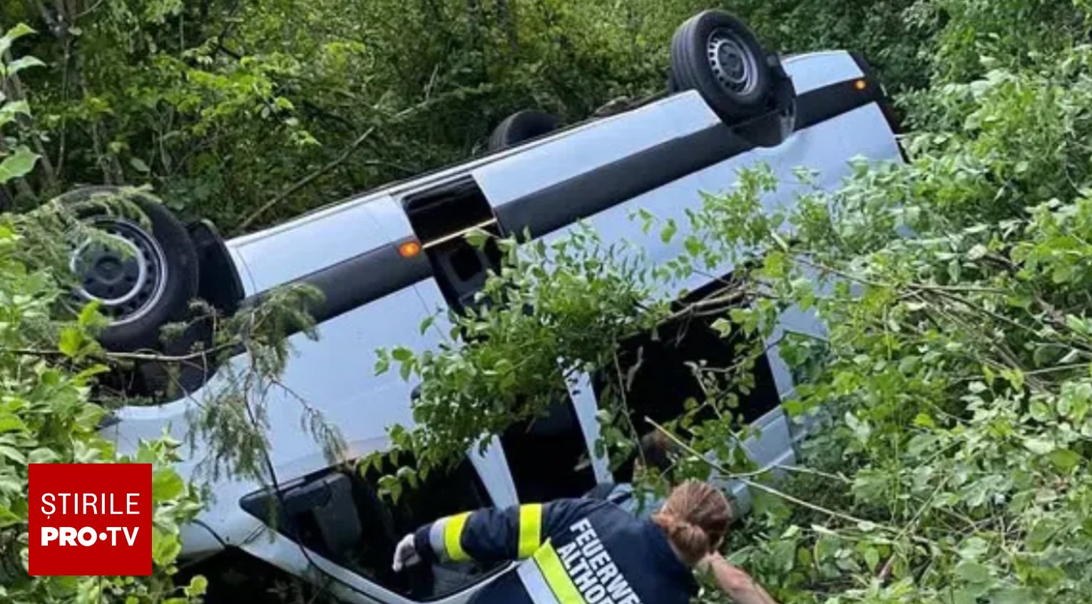 Microbuz cu opt români, căzut într-o râpă de 10 metri în Austria. Cinci femei rănite