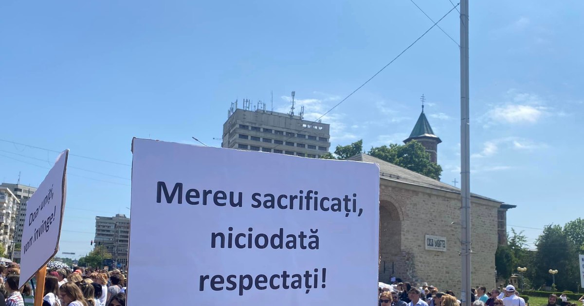 Mii de profesori protestează în fața Guvernului și Parlamentului, nemulțumiți de noua lege a salarizării