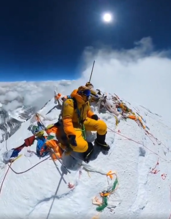 Misterul „Green Boots” de pe Everest persistă după aproape 30 de ani. Identitatea alpinistului rămâne necunoscută