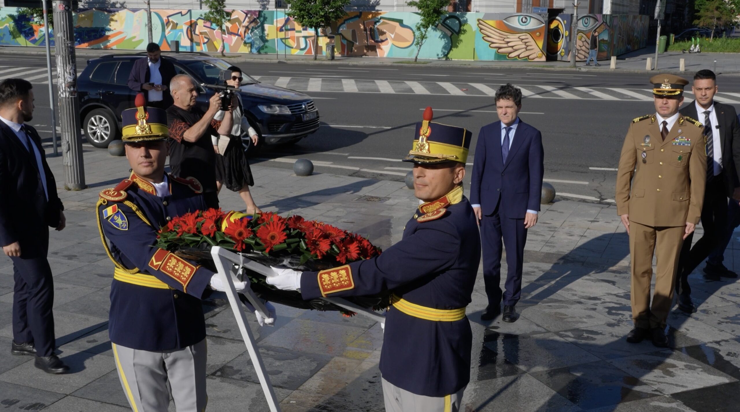 Nicușor Dan a depus o coroană de flori la Monumentul victimelor Mineriadei din 1990