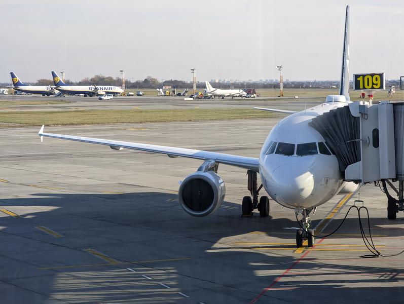 Nicușor Dan convoacă CSAT: riscul paralizării traficului aerian, pe masă. Eurocontrol: 2.450 de zboruri redirecționate zilnic