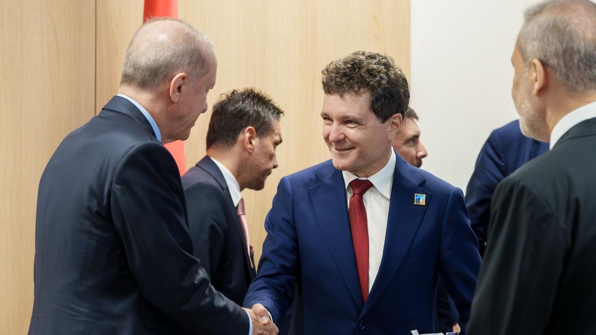 Nicușor Dan și Erdogan, sâmbătă la Istanbul, la ceremonia de acordare a pavilionului corvetei „Contraamiral August Roman”
