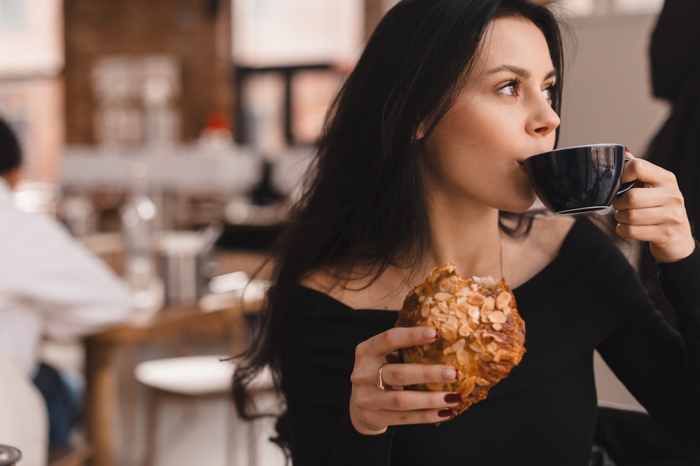 Nu bea cafeaua cu aceste alimente: citrice, picante, prăjeli. Specialiștii explică riscurile digestive
