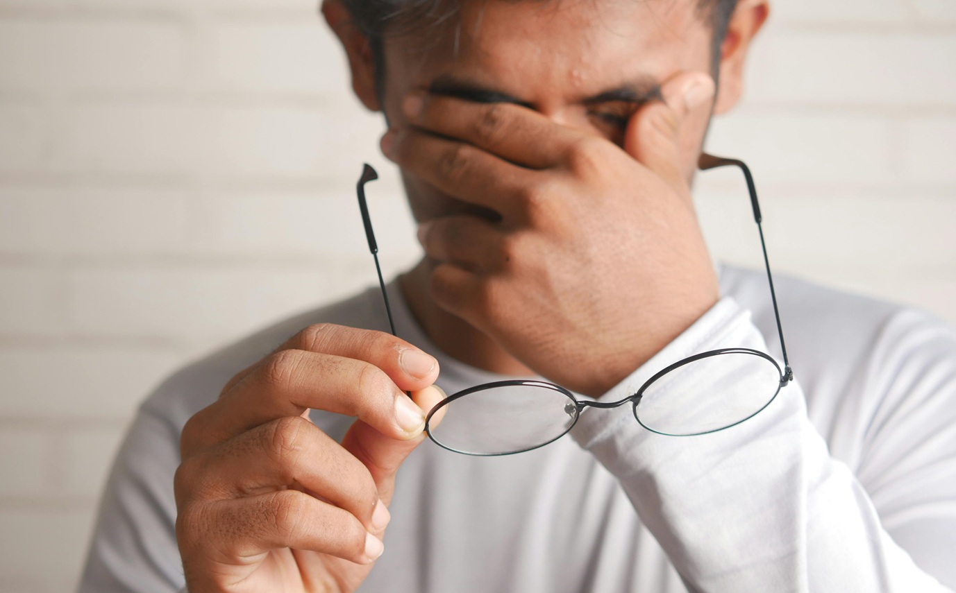 Oftalmologii avertizează: frecarea ochilor poate duce la keratoconus și infecții grave