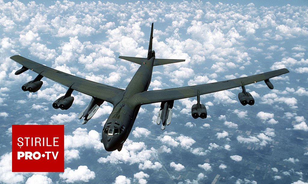 Opt militari americani au murit în prăbușirea unui bombardier B-52 în California