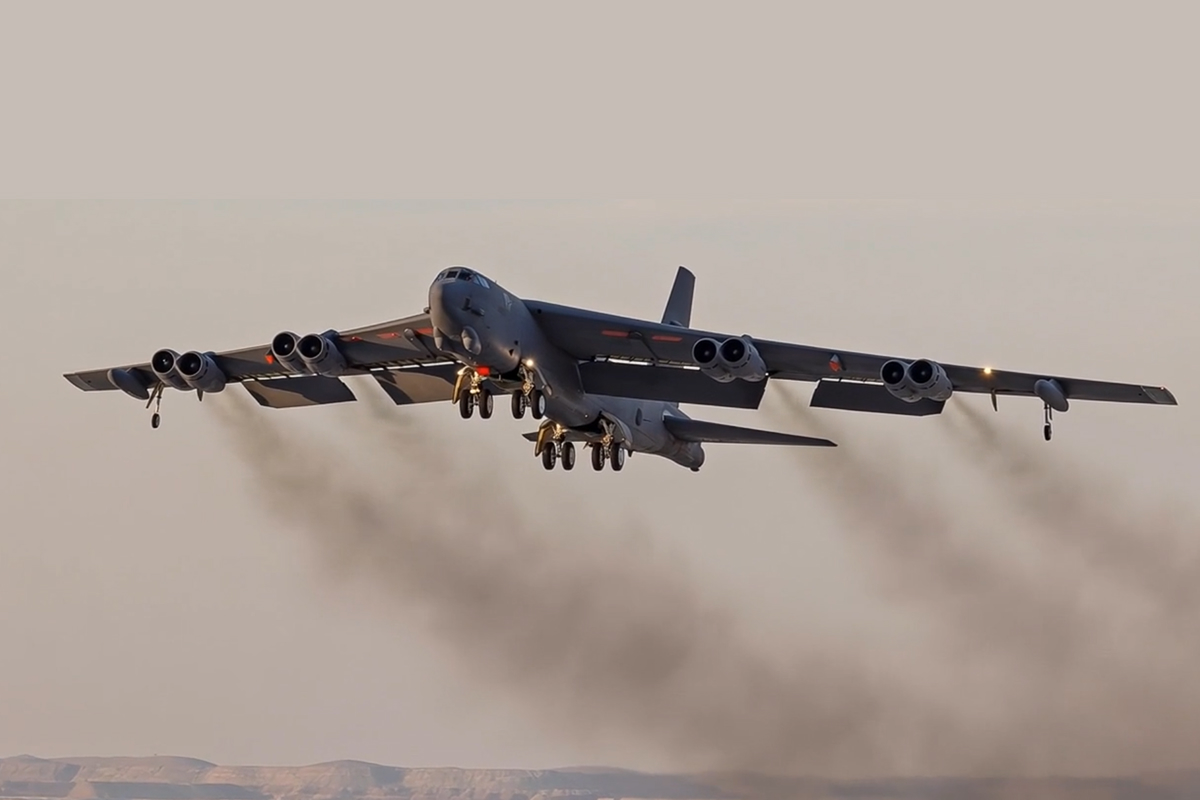 Opt morți după prăbușirea unui bombardier B-52 la baza Edwards, California