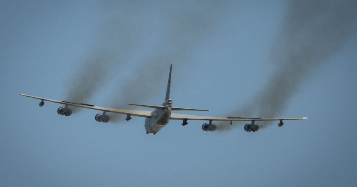 Opt morți în prăbușirea unui bombardier B-52 al SUA în California