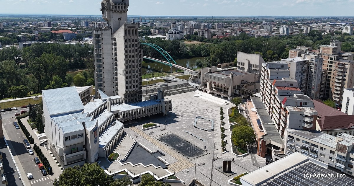Palatul Administrativ din Satu Mare, cea mai înaltă clădire administrativă a României, înalt de 97 de metri, a fost construit în stil brutalist și finalizat în 1986