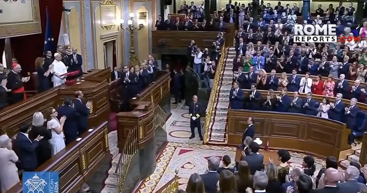 Papa Leon, ovaționat 7 minute în Parlamentul Spaniei: avertisment privind criza globală