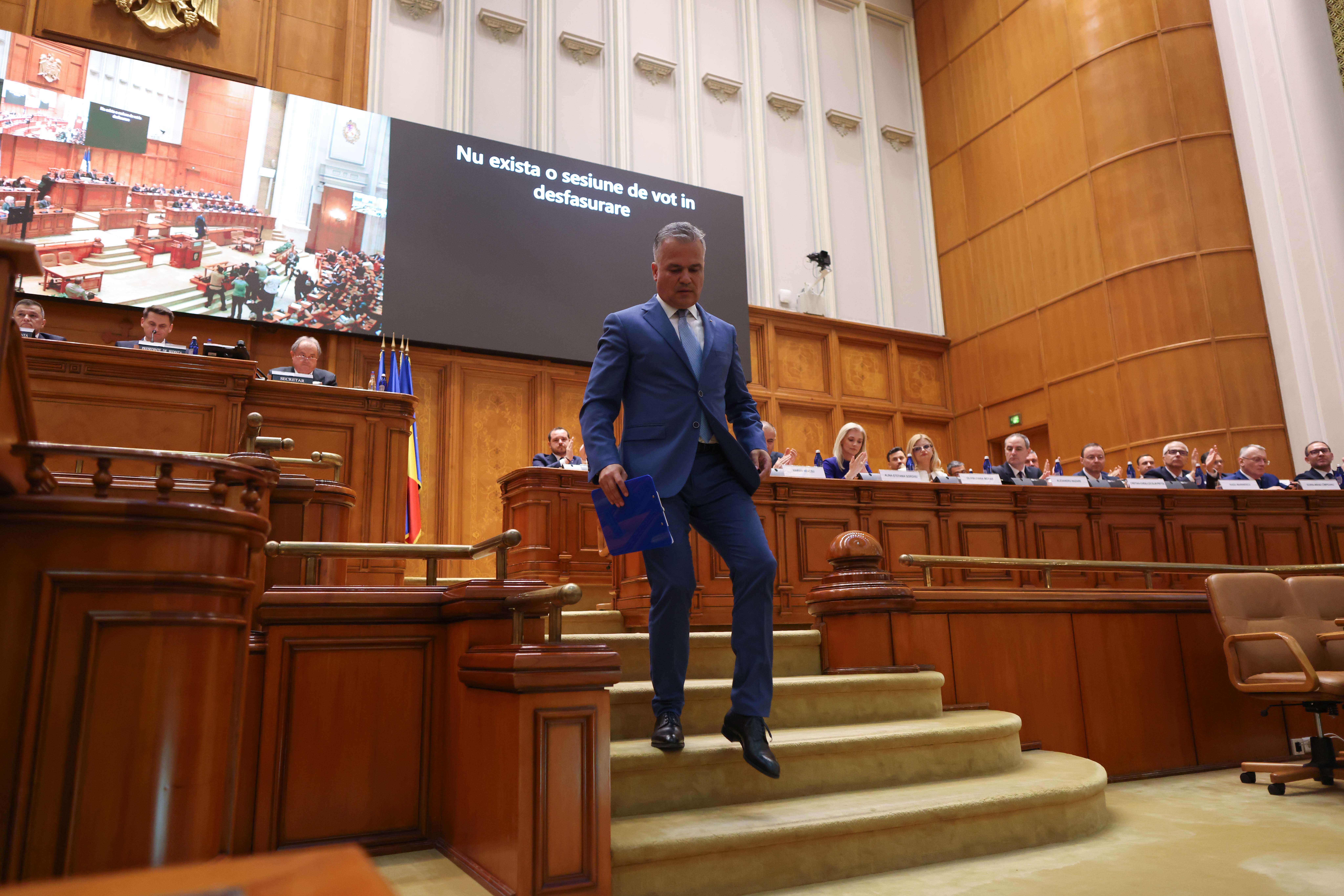 Parlamentul a respins Guvernul Veștea: criză politică prelungită în România
