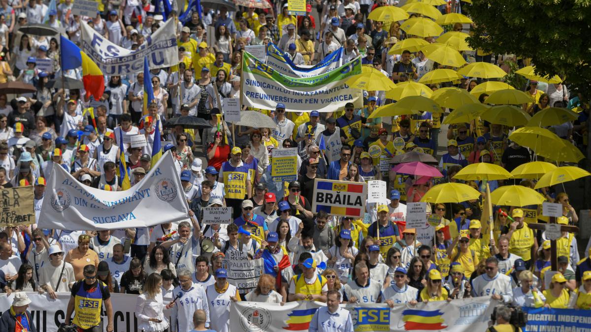 Peste 20.000 de profesori protestează la București, amenință cu boicotarea examenelor