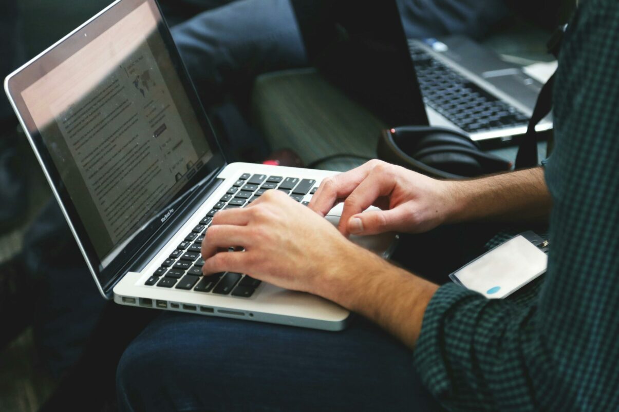 Peste jumătate dintre tinerii europeni, expuși la mesaje ostile online în 2025