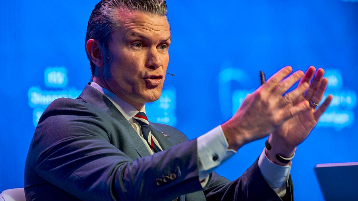Pete Hegseth critică Europa pentru „invazia” migranților pe plajele sale, în discursul din Normandia