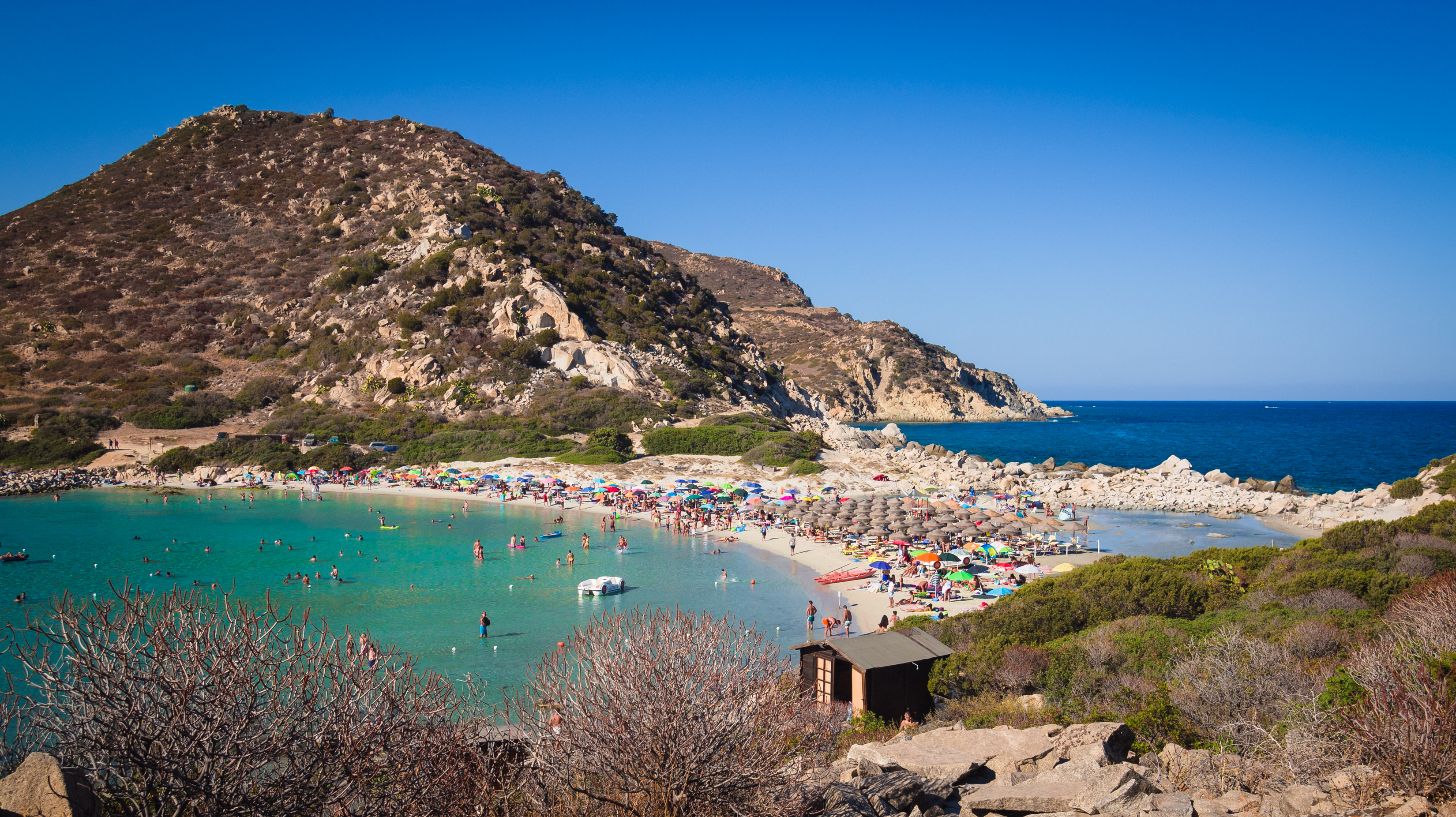 Plajă din Sardinia: umbrele interzise pentru persoanele între 10 și 65 de ani, din cauza riscului de incendiu