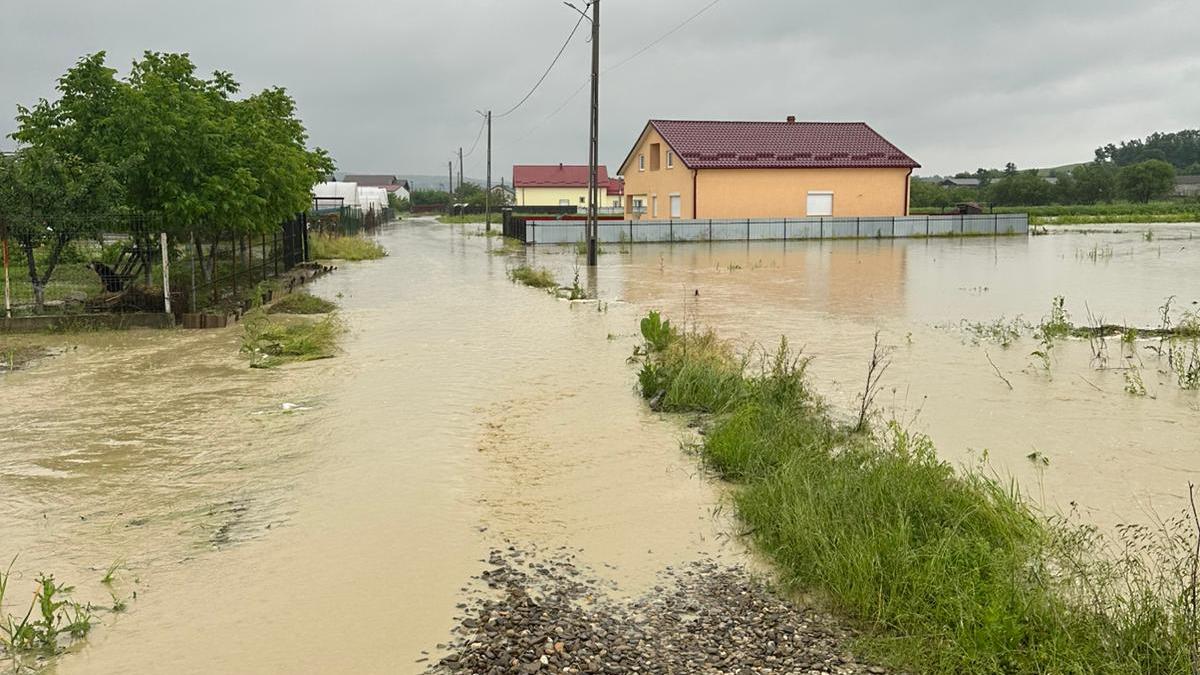 Ploi torențiale în 12 județe: 39 de localități afectate, Ro-Alert emis în Vaslui